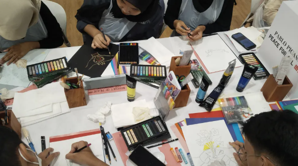 Melukis Buket Perdamaian versi Pablo Picasso