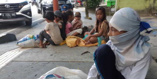 Membaca Balik Nilai Kemiskinan