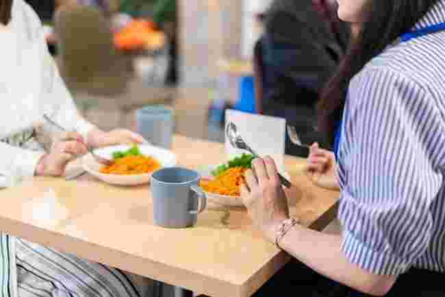 Tips Makan Sehat Untuk Pekerja Kantoran - Strategi Makan Segar untuk Pekerja Kantoran: Melindungi Tenaga di Tengah Kesibukan.