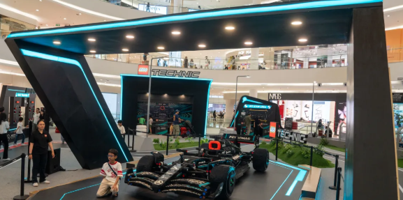Lego Mercedes- AMG Petronas F1 di Senayan City