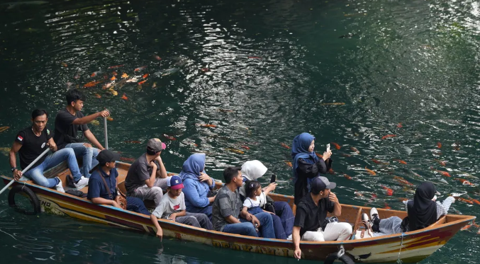 Melepas Haus Liburan di Danau Biru Cicerem