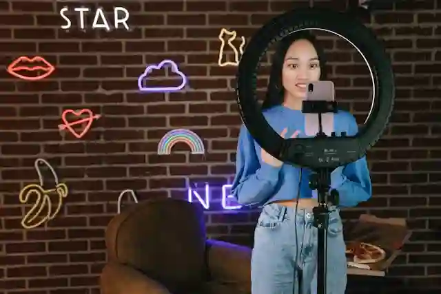 Media Sosial Menemukan Inspirasi Kreatif - Di masa digital dikala ini, alat sosial bukan semata- mata program buat berhubungan