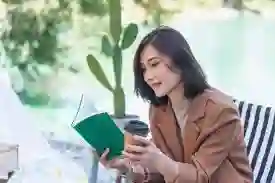 Membaca Buku Cerita Menenangkan Pikiran Setelah Aktivitas - Sehabis menempuh bermacam kegiatan selama hari